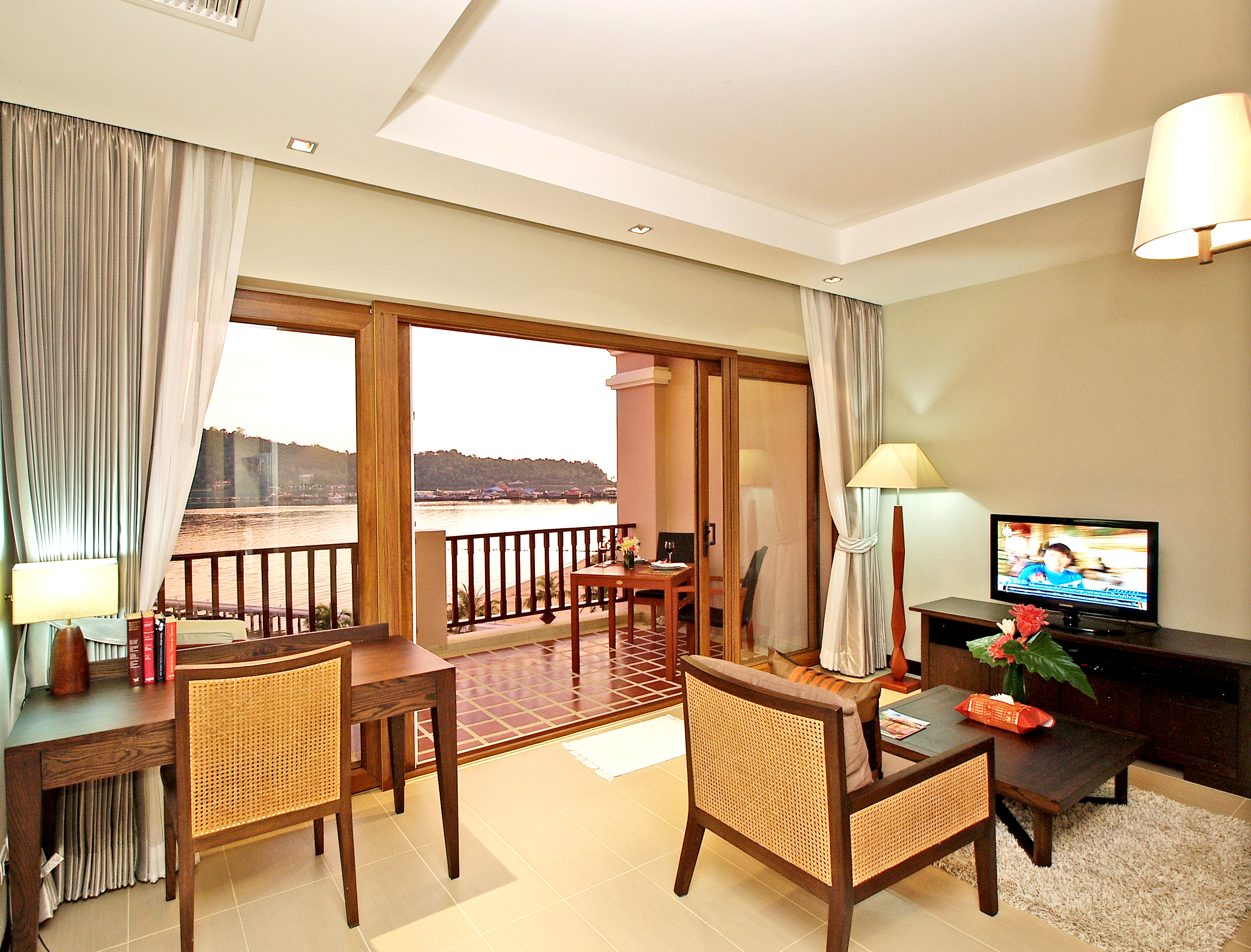 Only Beachfront Apartment Project for Sale in Koh Chang – Presented by Koh Chang Properties Luxury beachfront apartment for sale in Koh Chang by Koh Chang Properties – panoramic views, private pier, and 5-star facilities.