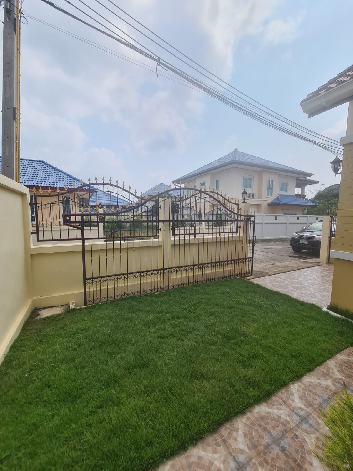 Charming 2-Bedroom Home in Bang Saray â Fully Furnished & Prime Location Fully furnished 2-bedroom house for sale in Bang Saray with mountain views, private parking, and easy access to Pattaya and Bangkok.