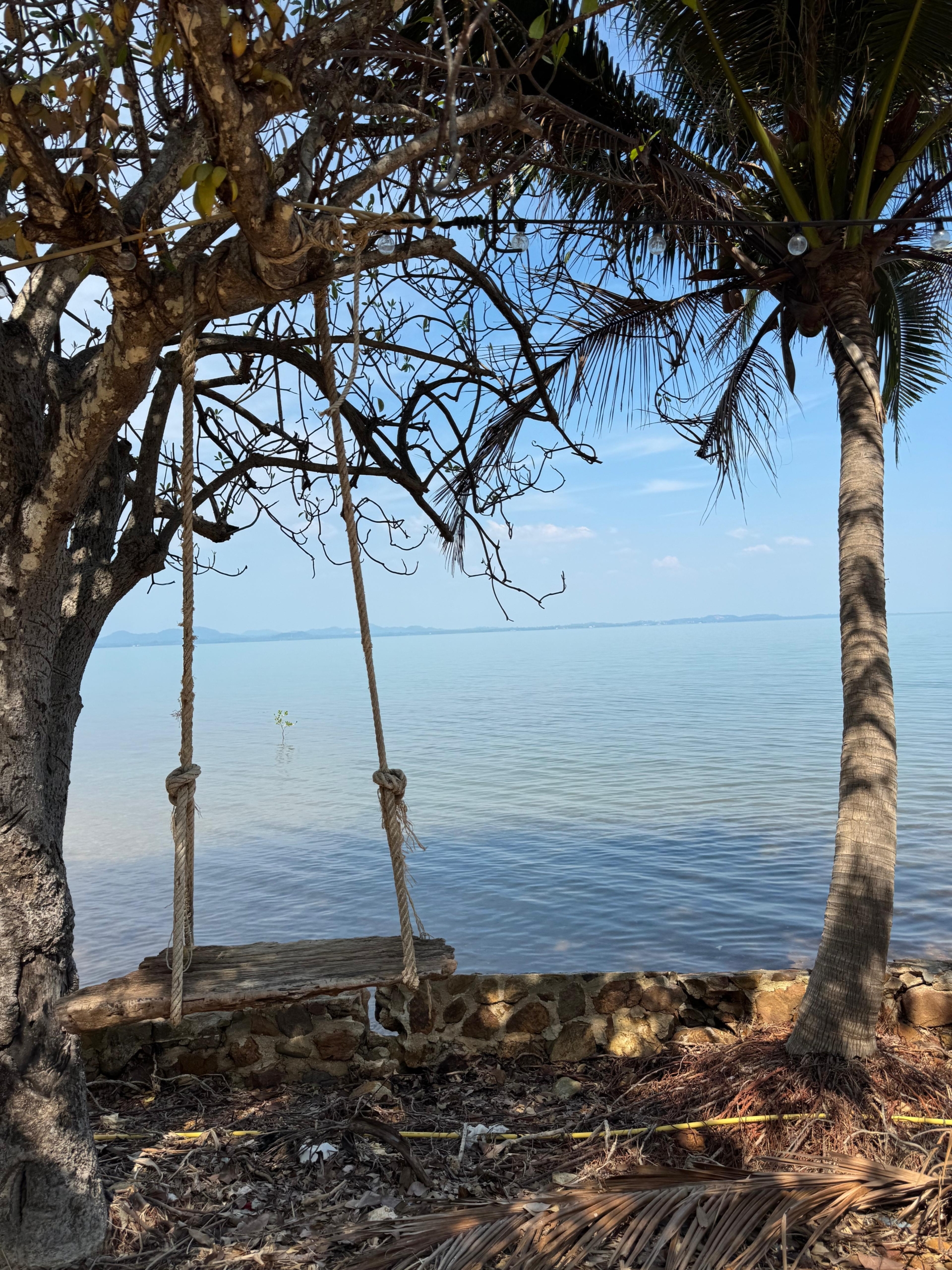 Scenic investment resort for rent in Koh Chang, Thailand – beachfront opportunity with bungalows, restaurant, and pool.