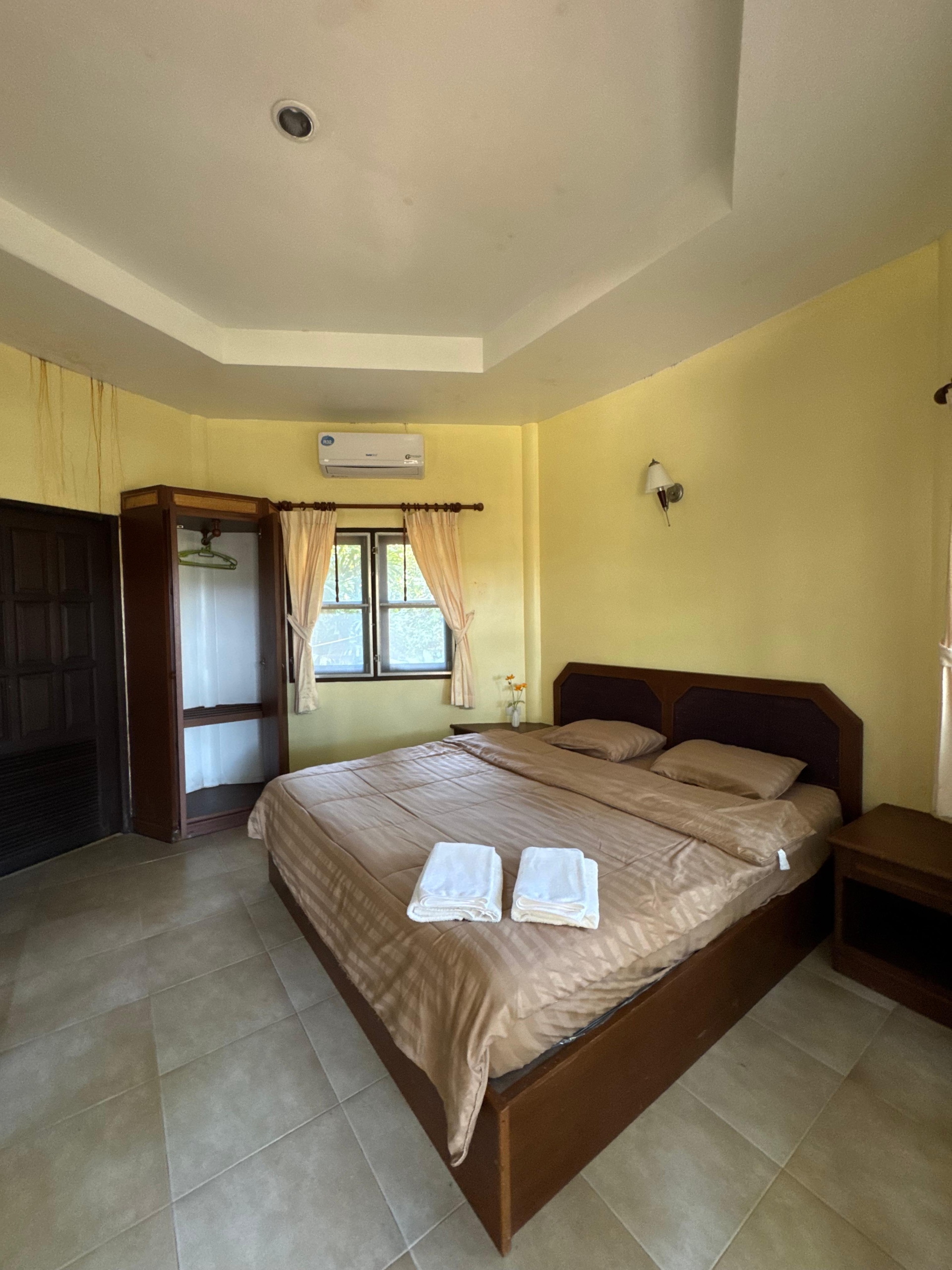 Scenic investment resort for rent in Koh Chang, Thailand – beachfront opportunity with bungalows, restaurant, and pool.