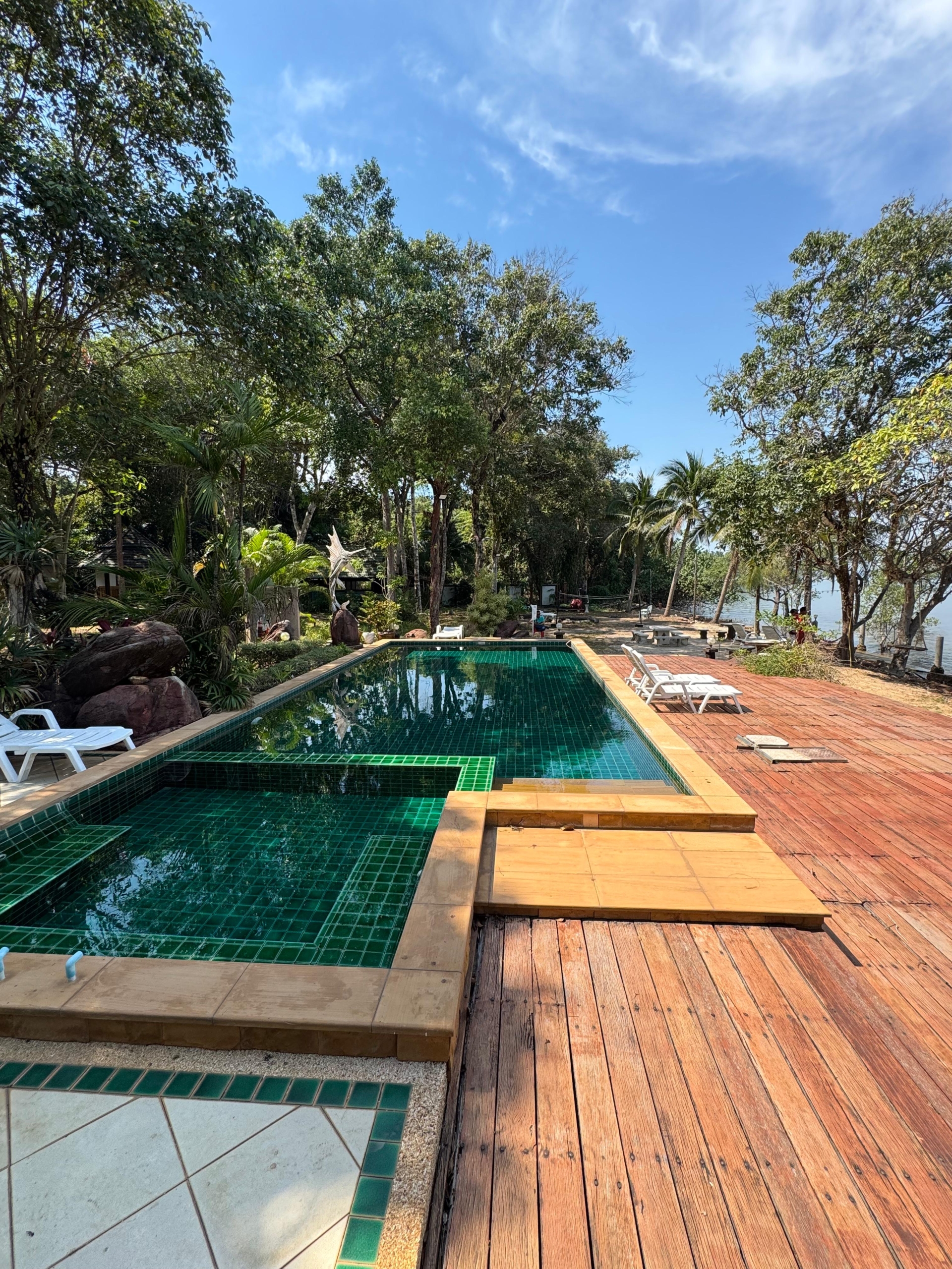 Scenic investment resort for rent in Koh Chang, Thailand – beachfront opportunity with bungalows, restaurant, and pool.