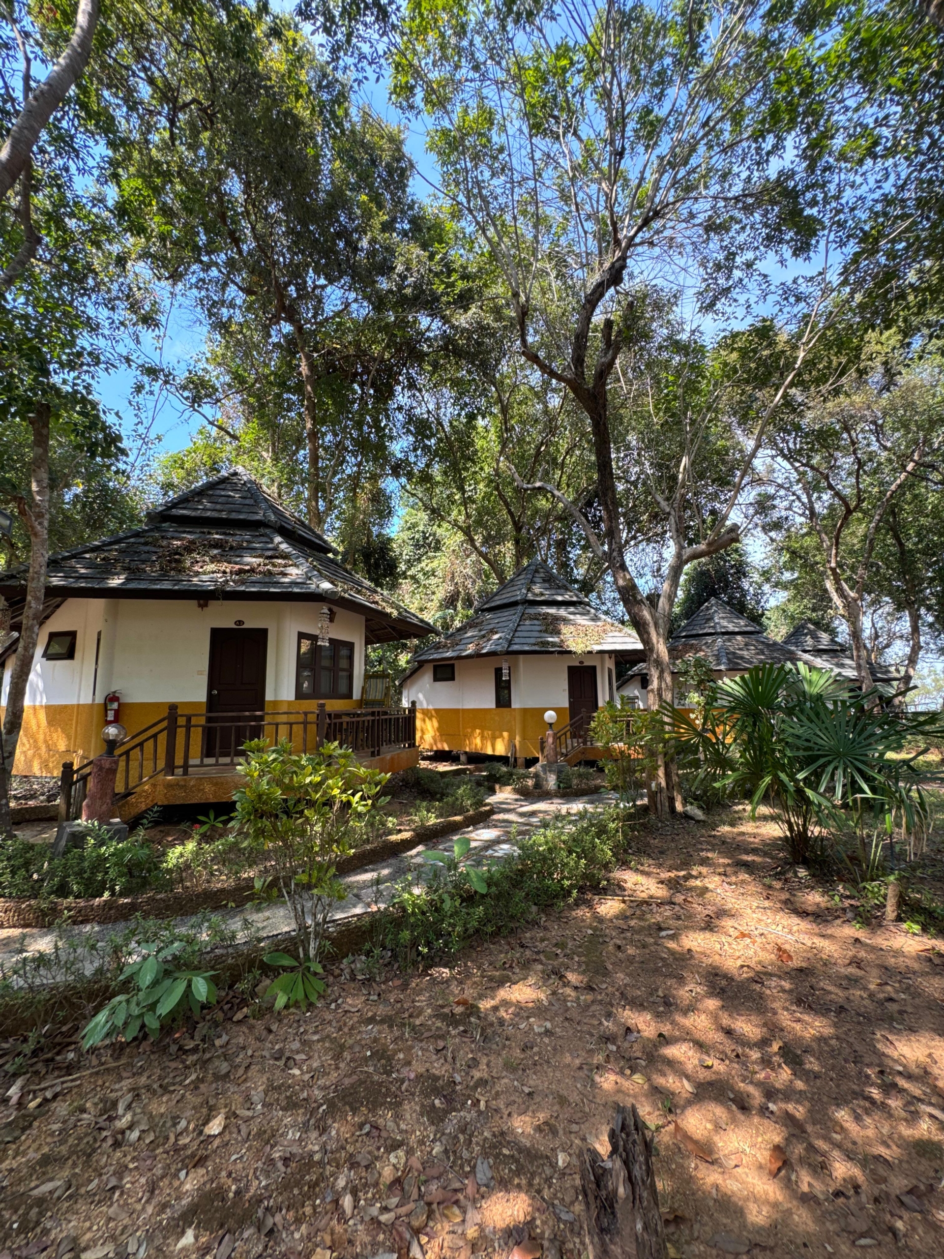 Scenic investment resort for rent in Koh Chang, Thailand – beachfront opportunity with bungalows, restaurant, and pool.